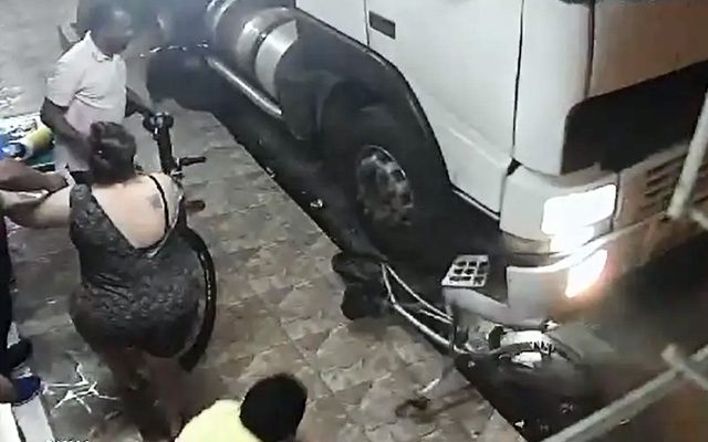 Motos ficaram destruídas após serem atingidas por caminhão, em Birigui (SP) — Foto: Reprodução/Circuito de segurança