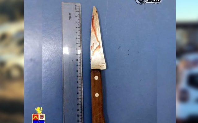 A faca utilizada foi apreendida e o autor permaneceu preso em flagrante por tentativa de homicídio. Foto: PM/Divulgação