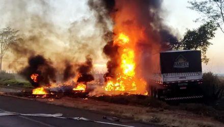 Motorista morre carbonizado ao bater de frente contra carreta em ultrapassagem proibida em Penápolis — Foto: Arquivo pessoal