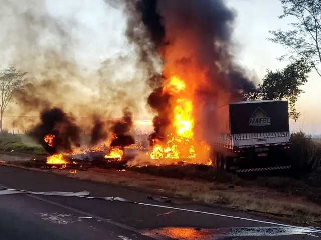 Motorista morre carbonizado ao bater de frente contra carreta em ultrapassagem proibida em Penápolis — Foto: Arquivo pessoal