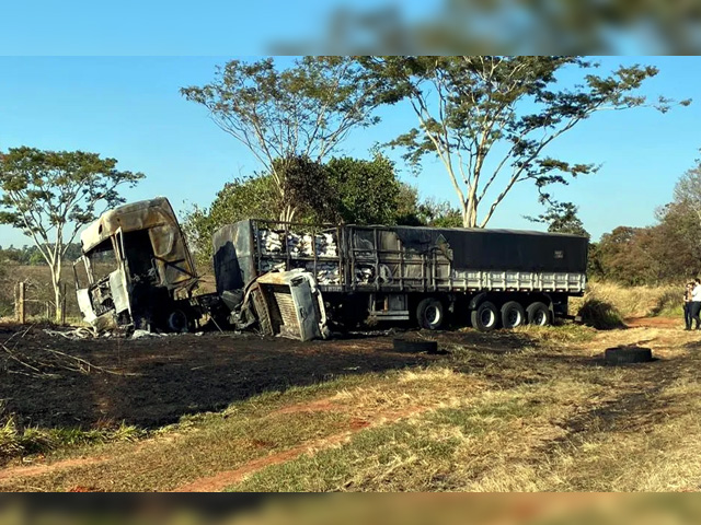 Caminhonete foi parar embaixo de caminhão em acidente em Penápolis — Foto: Penápolis Agora/Divulgação