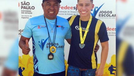 O nadador Davi Kenzo Dias da Silva, 13 anos, com o professor Careca. foto: Divulgação