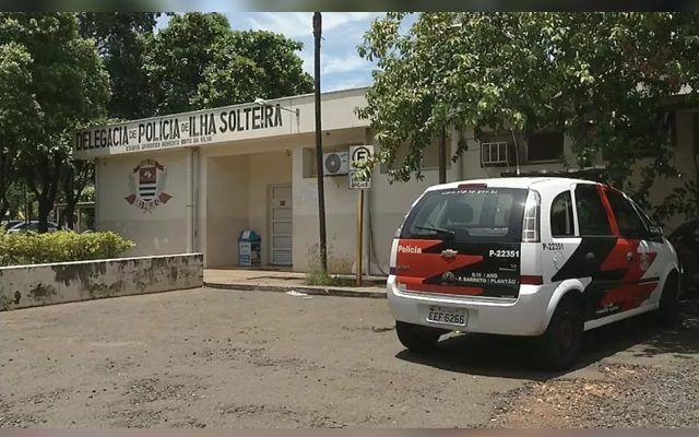 Homem foi preso e conduzido ao DP de Ilha Solteira (SP) — Foto: Reprodução/TV TEM