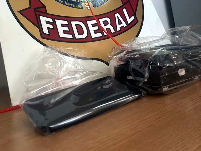 Foram encontrados com o suspeito materiais com conteúdo de pornografia infantil — Foto: Polícia Federal/Divulgação