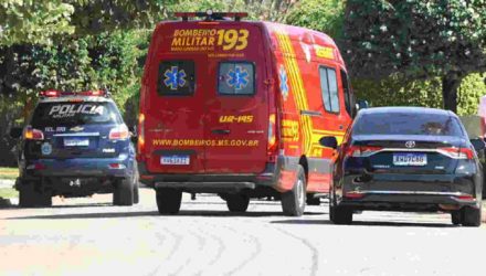 Viatura do Bombeiros em frente ao local onde mulher foi socorrida (Henrique Arakaki, Jornal Midiamax)