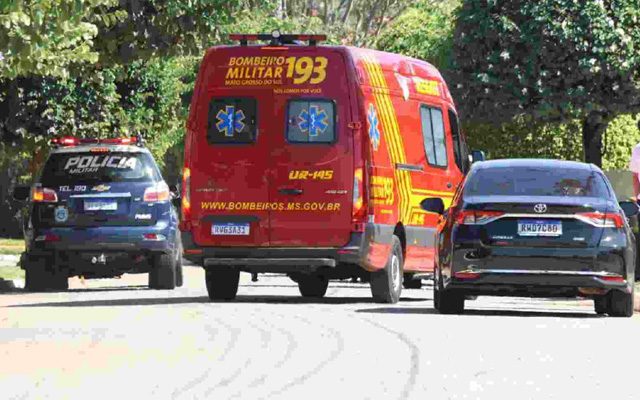 Viatura do Bombeiros em frente ao local onde mulher foi socorrida (Henrique Arakaki, Jornal Midiamax)