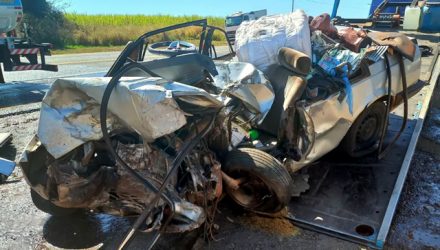 Motorista ficou preso nas ferragens após colisão com caminhão na Rodovia Comandante João Ribeiro de Barros (SP-294) — Foto: Betto Lopes/TV Fronteira