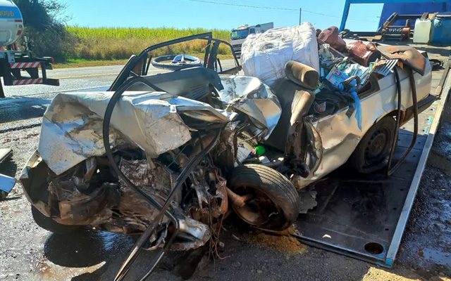 Motorista ficou preso nas ferragens após colisão com caminhão na Rodovia Comandante João Ribeiro de Barros (SP-294) — Foto: Betto Lopes/TV Fronteira