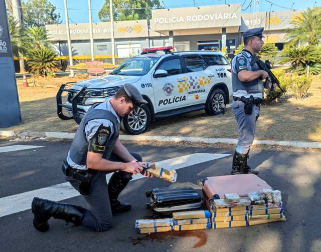 Polícia Militar Rodoviária prende mulher por tráfico de drogas e apreende tijolos de maconha em Araçatuba — Foto: Polícia Militar/Divulgação
