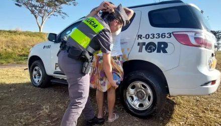 Passageira de ônibus foi flagrada com tijolos de pasta base de cocaína presos ao corpo, em São José do Rio Preto (SP) — Foto: Polícia Militar Rodoviária/Divulgação