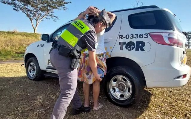 Passageira de ônibus foi flagrada com tijolos de pasta base de cocaína presos ao corpo, em São José do Rio Preto (SP) — Foto: Polícia Militar Rodoviária/Divulgação