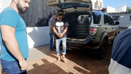 D. S. M., de 25 anos (camiseta preta), foi preso acusado de tráfico de entorpecentes. Foto: MANOEL MESSIAS/Mil Noticias