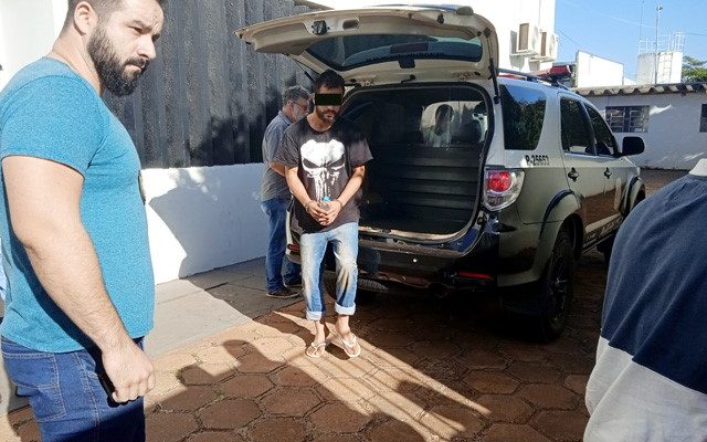 D. S. M., de 25 anos (camiseta preta), foi preso acusado de tráfico de entorpecentes. Foto: MANOEL MESSIAS/Mil Noticias