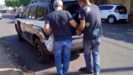 Advogado (direita), é encaminhado por policial civil para a cadeia da cidade de Penápolis, aguardando audiência de custódia. Foto: MIL NOTICIAS
