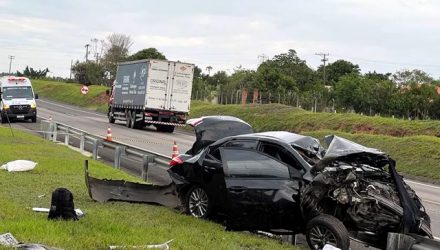 Motorista ficou ferido após capotar o veículo na Rodovia Marechal Rondon em Anhembi — Foto: Adriana Baracho/ g1
