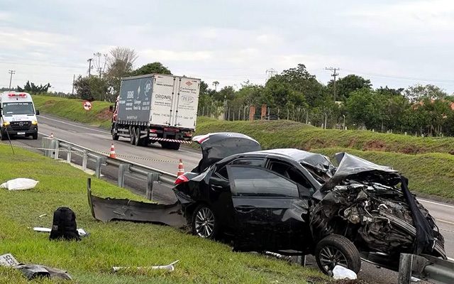 Motorista ficou ferido após capotar o veículo na Rodovia Marechal Rondon em Anhembi — Foto: Adriana Baracho/ g1