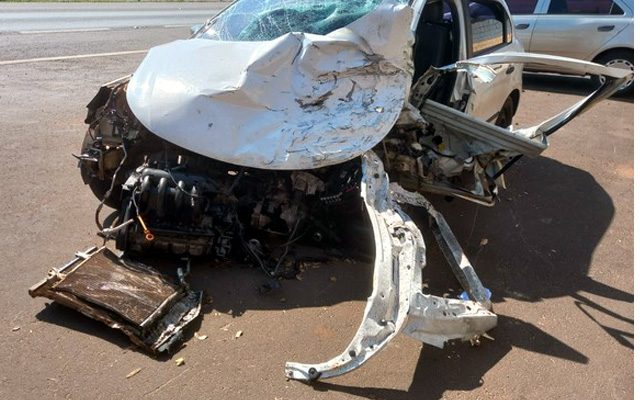 Carro ficou completamente destruído após acidente entre Boa Esperança do Sul e Araraquara (Foto: Colaboração)