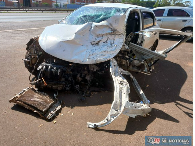 Carro ficou completamente destruído após acidente entre Boa Esperança do Sul e Araraquara (Foto: Colaboração)