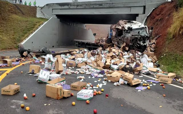 Caminhão cai de viaduto na da Rodovia Engenheiro João Baptista Cabral Rennó e deixa carga espalhada pela pista — Foto: Doni de Oliveira/IBTV
