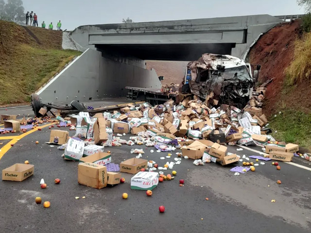 Caminhão cai de viaduto na da Rodovia Engenheiro João Baptista Cabral Rennó e deixa carga espalhada pela pista — Foto: Doni de Oliveira/IBTV
