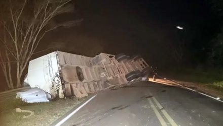 Carreta bitrem tomba na Rodovia da Integração, em Presidente Venceslau (SP) — Foto: Polícia Rodoviária