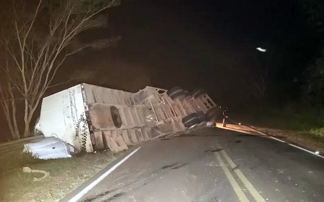Carreta bitrem tomba na Rodovia da Integração, em Presidente Venceslau (SP) — Foto: Polícia Rodoviária
