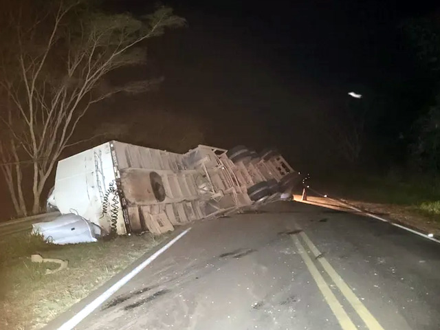Carreta bitrem tomba na Rodovia da Integração, em Presidente Venceslau (SP) — Foto: Polícia Rodoviária