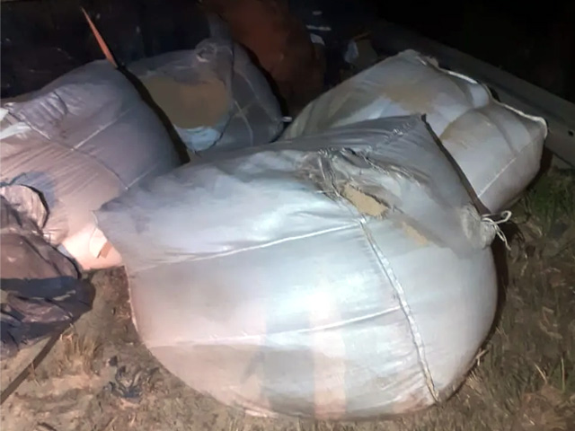 Carreta bitrem tomba na Rodovia da Integração, em Presidente Venceslau (SP) — Foto: Polícia Rodoviária