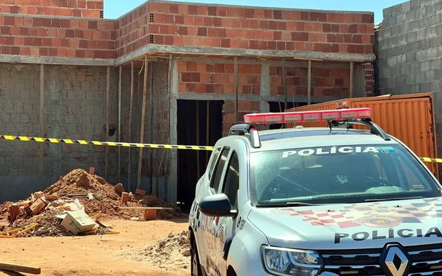 Corpo da vítima foi encontrado com sinais de violência em obra, em São José do Rio Preto (SP) — Foto: Tom Dias/TV TEM
