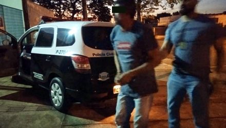 O operador de máquinas C. L. R., de 51 anos, é conduzido por um policial civil ao IML e depois ao plantão policial de Andradina. Foto: MIL NOTICIAS