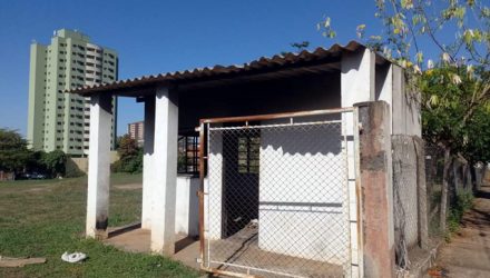 Corpo foi encontrado em guarita na área do antigo Hospital Modelo (Foto: Lázaro Jr.)