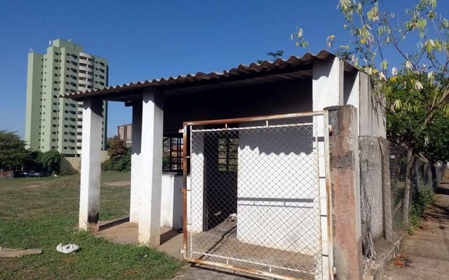 Corpo foi encontrado em guarita na área do antigo Hospital Modelo (Foto: Lázaro Jr.)