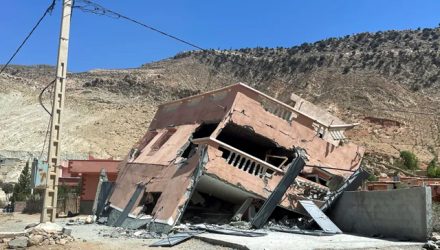 Edifício danificado na estrada entre Amizmiz e Ouirgane, após terremoto em Marrocos — Foto: Ahmed El Jechtimi/REUTERS
