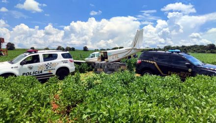 Avião que fez pouso forçado em área rural de Santa Cruz do Rio Pardo levava cocaína e era perseguido por caça da FAB — Foto: Polícia Federal/Divulgação