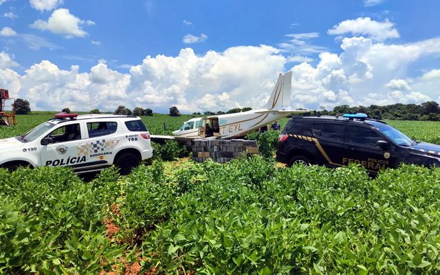 Avião que fez pouso forçado em área rural de Santa Cruz do Rio Pardo levava cocaína e era perseguido por caça da FAB — Foto: Polícia Federal/Divulgação