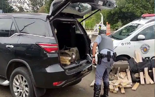 Casal foi preso transportando carregamento de maconha na Rodovia Raposo Tavares, em Assis — Foto: Polícia Rodoviária/Divulgação