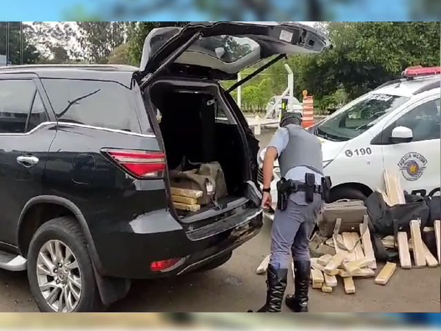 Casal foi preso transportando carregamento de maconha na Rodovia Raposo Tavares, em Assis — Foto: Polícia Rodoviária/Divulgação
