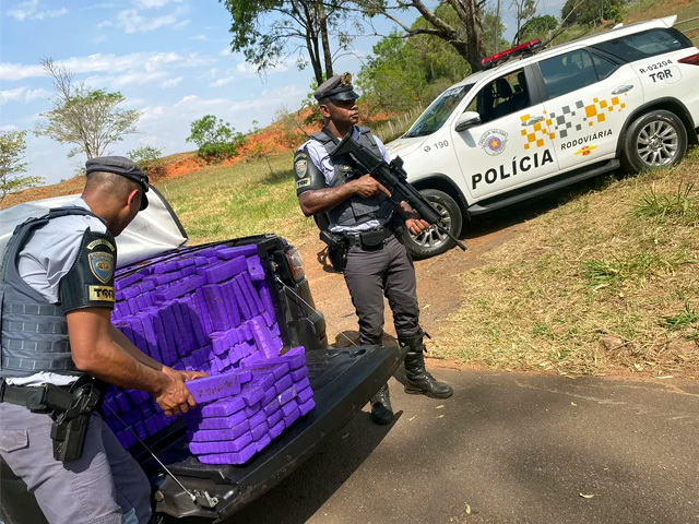 Um homem foi preso com mais de 580 quilos de maconha, em Pirapozinho (SP) — Foto: Polícia Rodoviária