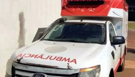 Ambulância estava com capô amassado e foi furtada durante a madrugada. Foto: Divulgação