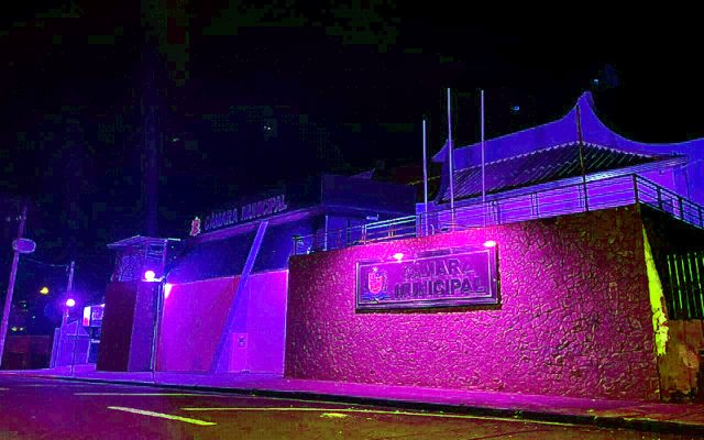 A Câmara de Andradina, ao se iluminar de rosa, reforça seu compromisso com a conscientização sobre a importância da prevenção do câncer de mama”. Foto: Assessoria de Imprensa