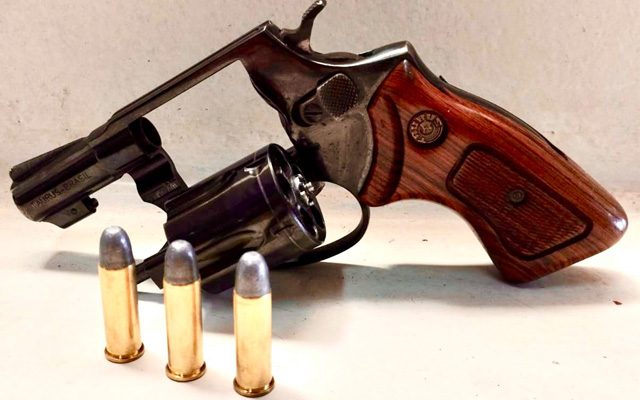 Foi apreendido um revólver calibre .38, com três munições intactas;. Foto: PM/Divulgação