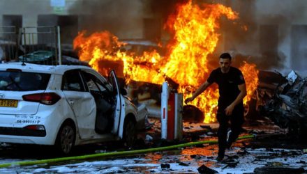 Homem corre após explosão provocada por foguete lançado da Faixa de Gaza, em Israel, em 7 de outubro de 2023 — Foto: REUTERS/Amir Cohen