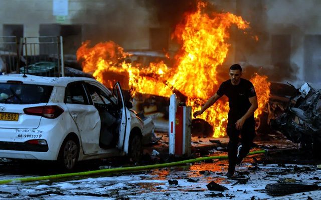 Homem corre após explosão provocada por foguete lançado da Faixa de Gaza, em Israel, em 7 de outubro de 2023 — Foto: REUTERS/Amir Cohen