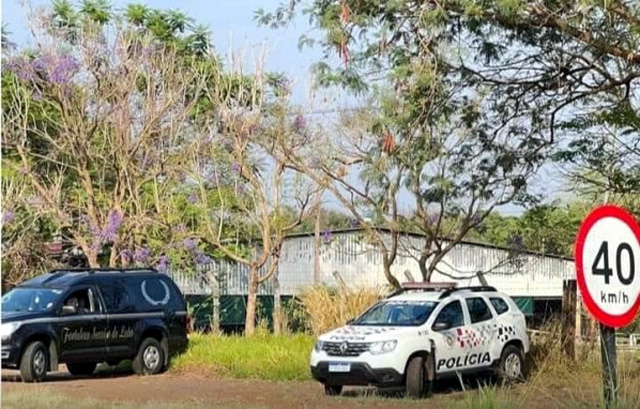 Viaturas da Polícia Militar e da funerária no local. Foto: Reprodução / Lucas Ribeiro / Monte Aprazível Notícias