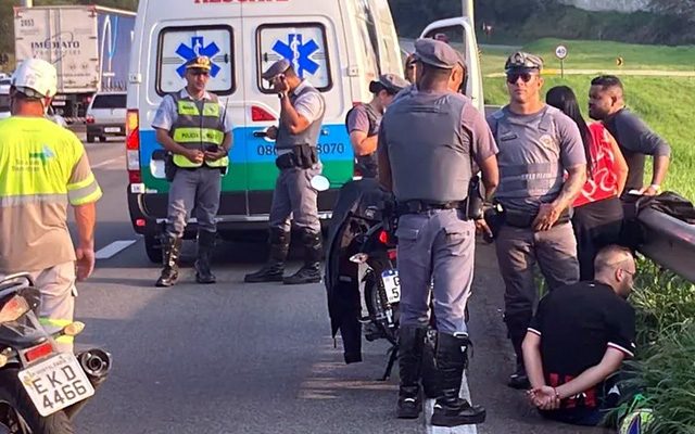 Criminosos trocam tiros com policiais após roubarem moto de alta cilindrada na Rodovia Dom Pedro, em Campinas — Foto: Pedro Torres