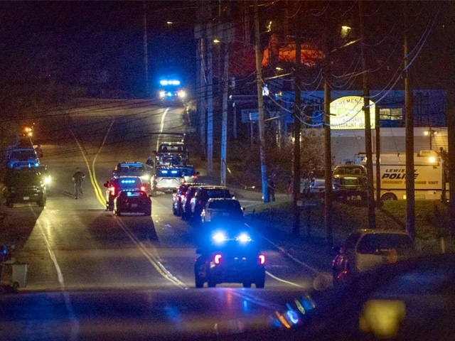 Polícia atende ataque a tiros em massa em Lewiston, nos Estados Unidos, em 25 de outubro de 2023 — Foto: AP Photo/Robert F. Bukaty