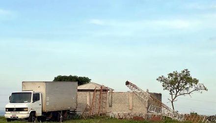 Dois homens morreram depois de queda de antena de rádio em Botucatu — Foto: Adriano Baracho/TV TEM