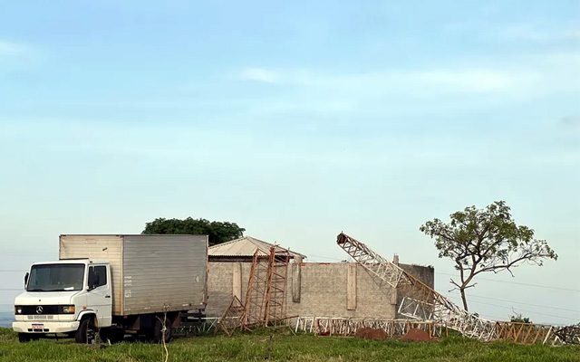Dois homens morreram depois de queda de antena de rádio em Botucatu — Foto: Adriano Baracho/TV TEM