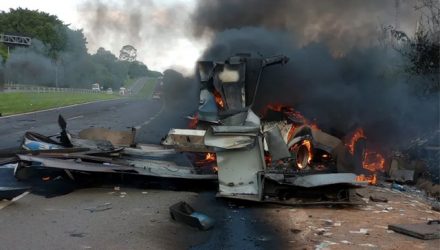 Destroços do carro-forte após ataque na Rodovia Zeferino Vaz — Foto: Reprodução/ EPTV