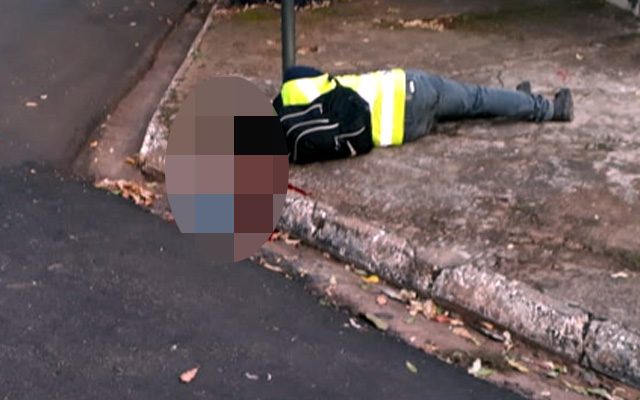 Corpo de homem ficou sobre uma calçada. Foto: Whats App